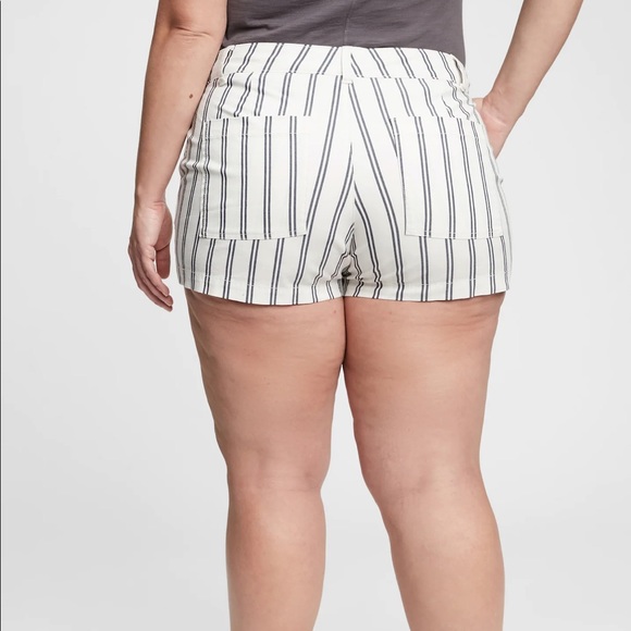 GAP 3'' Mid Rise Khaki Shorts with Washwell™ Striped Mid Rise Cotton - Picture 5 of 10